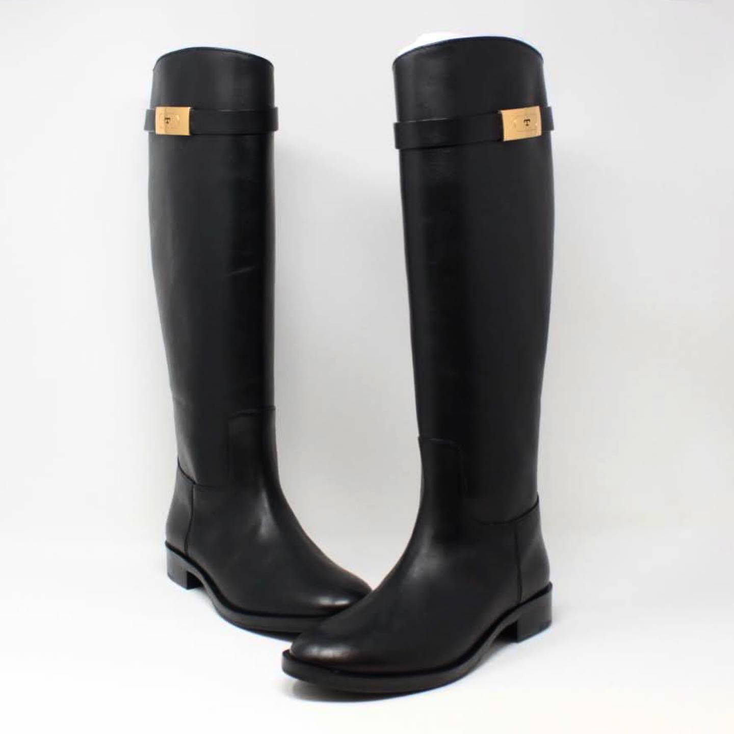 Arriba 80+ imagen tory burch black leather riding boots