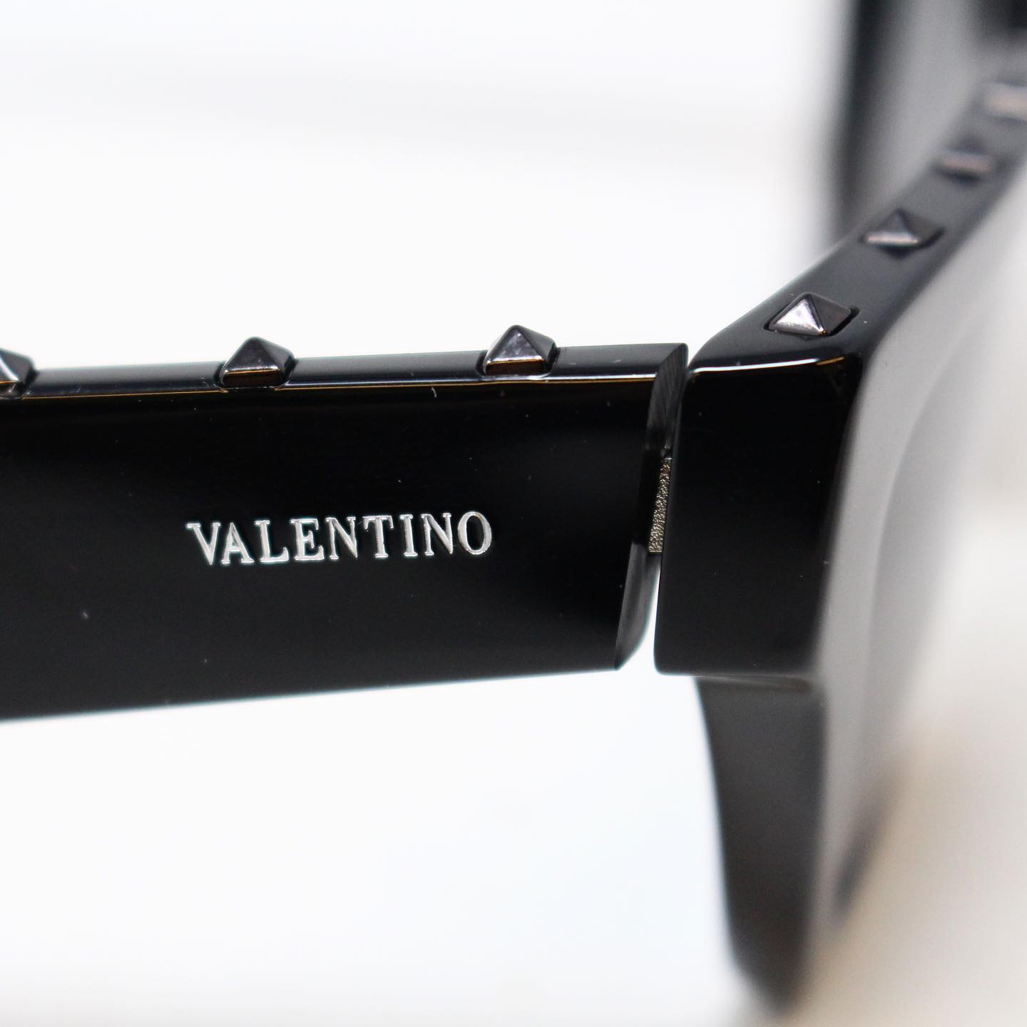 VALENTINO VA4018 Rockstud black gold studded cateye sunglasses For Sale at  1stDibs