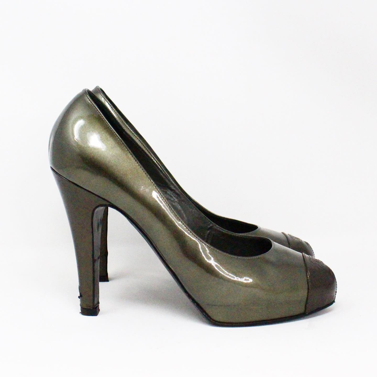 CHANEL #35787 Green Interlocking CC Logo Patent Leather Pumps (US 9.5 EU  39.5) – ALL YOUR BLISS