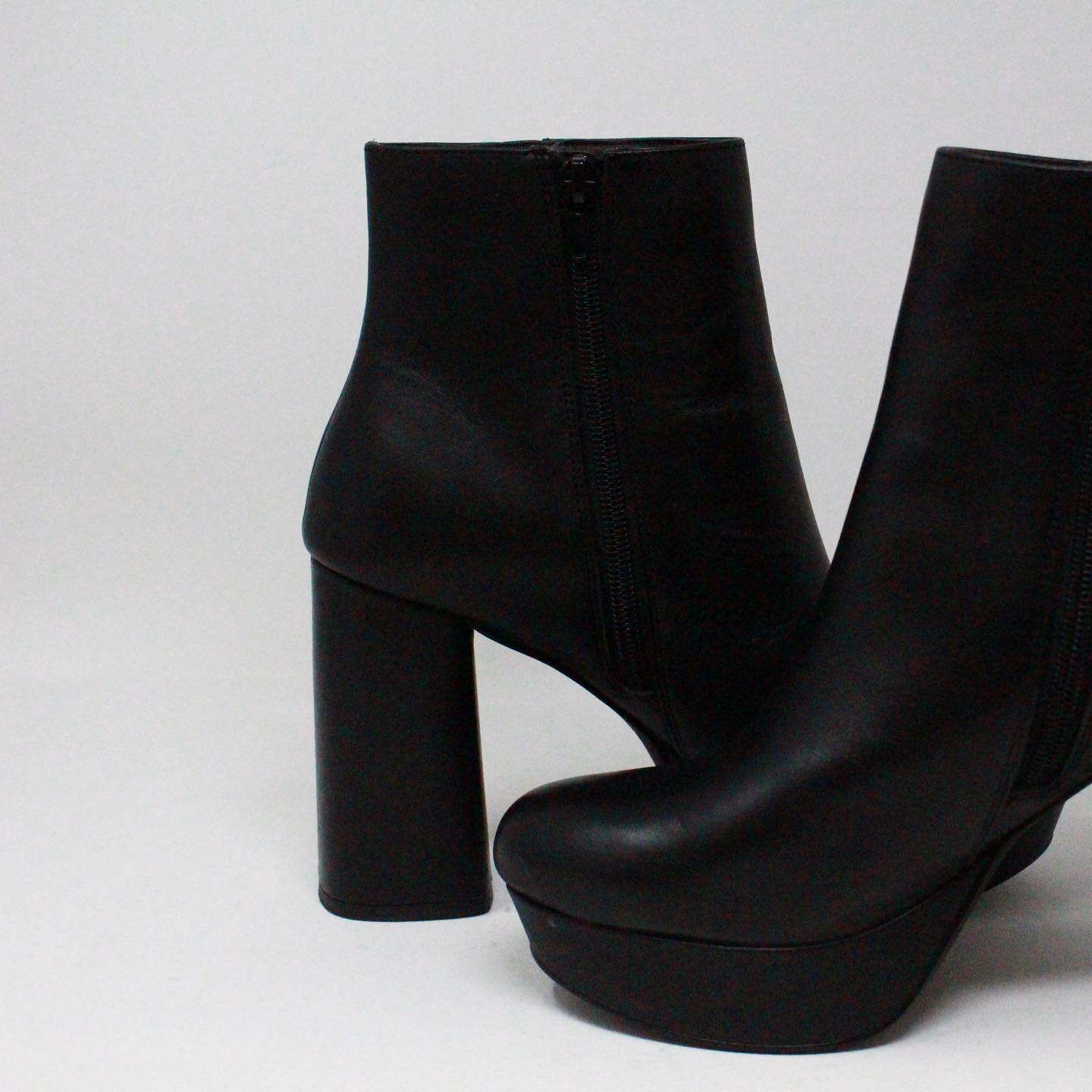 STEVE MADDEN #37643 Black Leather Booties (US 7.5 EU 37.5) – YOUR