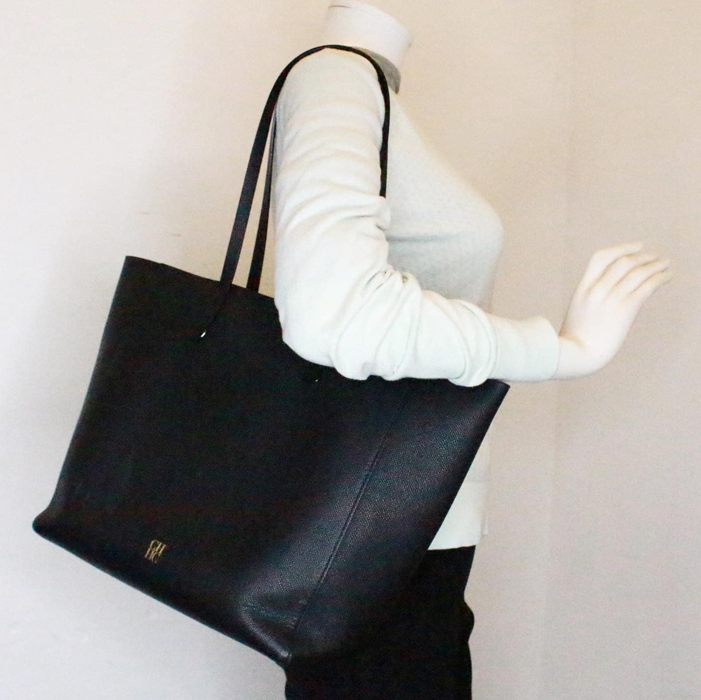 ON SALE*CAROLINA HERRERA #37850 Black Leather Medium Tote Bag – ALL YOUR  BLISS