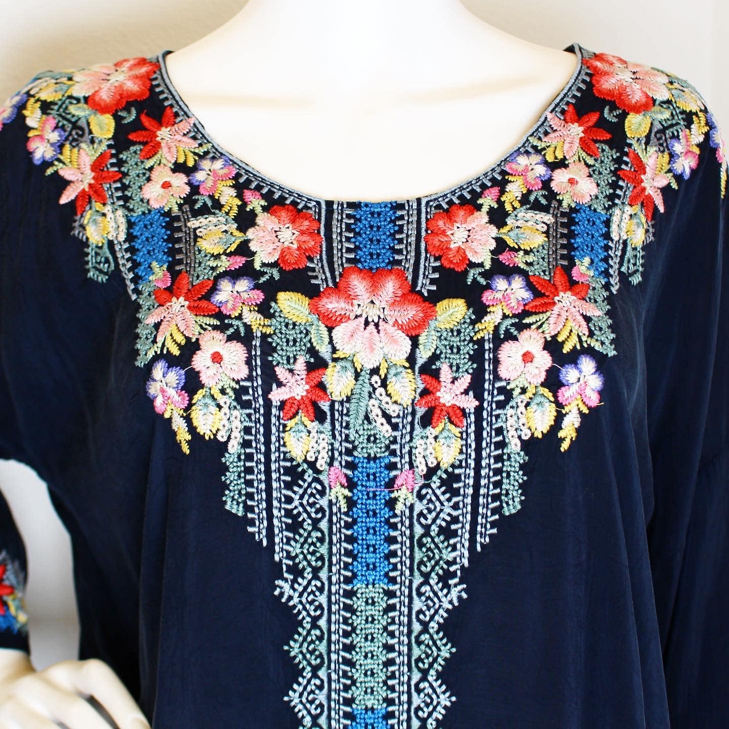 JOHNNY WAS #42583 Navy Blue Floral Embroidered Blouse (Size S) 2