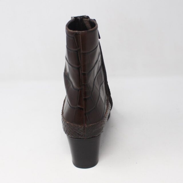 VS #6N4G65 Embossed Ankle Boots Size 6