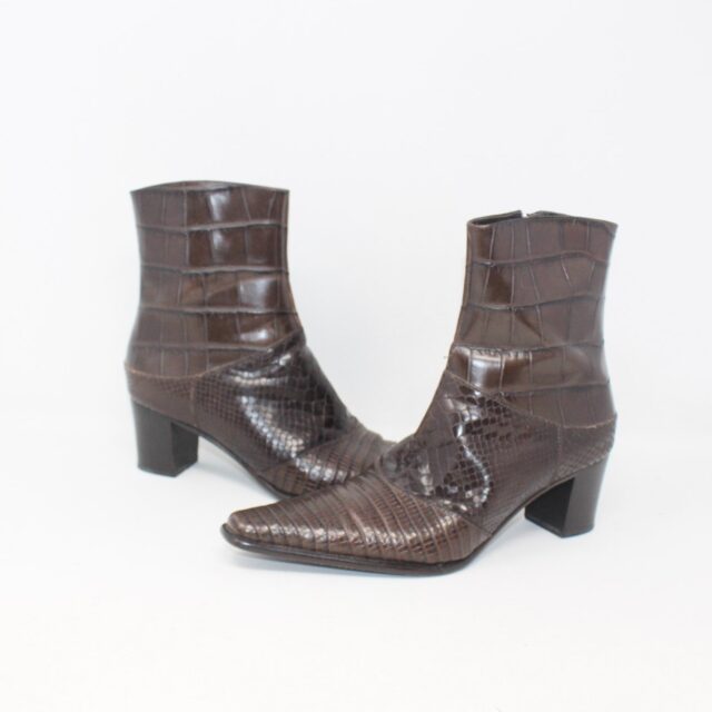 VS #6N4G65 Embossed Ankle Boots Size 6