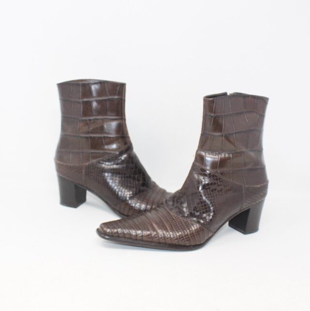 VS #6N4G65 Embossed Ankle Boots Size 6