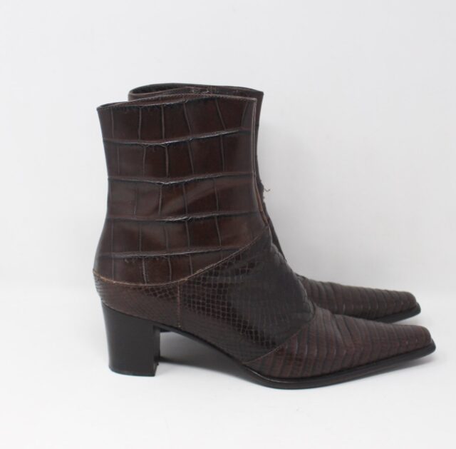 VS #6N4G65 Embossed Ankle Boots Size 6
