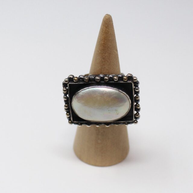 #3QQ26G 925 Mother Of Pearl Ring Size 8